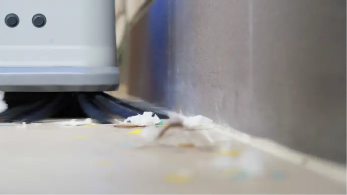 S100 Pro M with dual side brushes for edge and corner cleaning